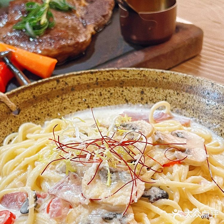 日常下班经过桂峰路都给这间有点北欧装饰风格的西餐厅吸引住