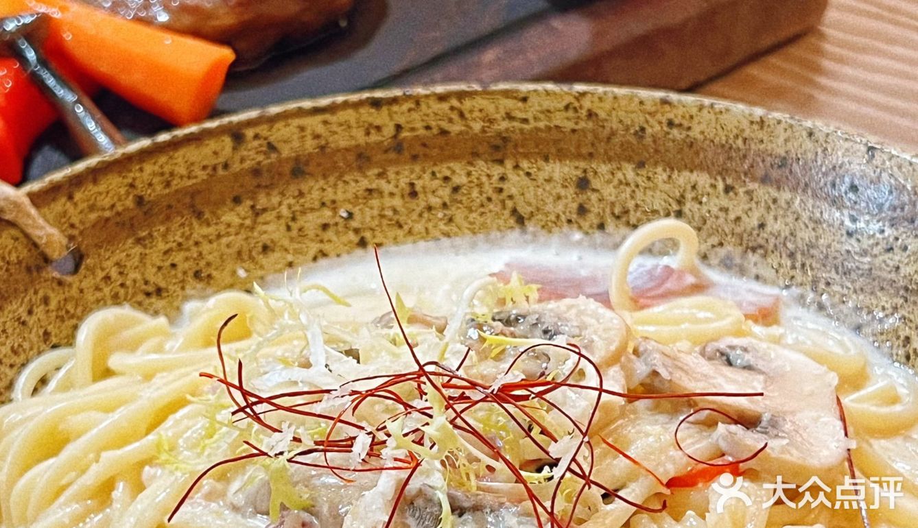 日常下班经过桂峰路都给这间有点北欧装饰风格的西餐厅吸引住