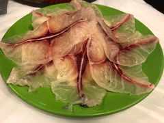 脆肉鲩鱼片-鲜入围煮花胶鸡海鲜火锅