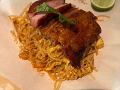 泰式炒金边粉配猪颈肉-帕蓝·暹罗料理(大学路店)