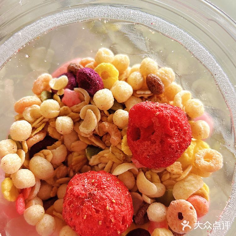 超多小料的酸奶 满满都是谷物 还有大粒冻干草莓 这个操作可以
