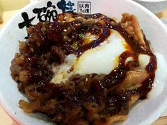 淋上酱的双拼丼饭-熊吞·大碗丼烧肉饭(济宁万达广场店)
