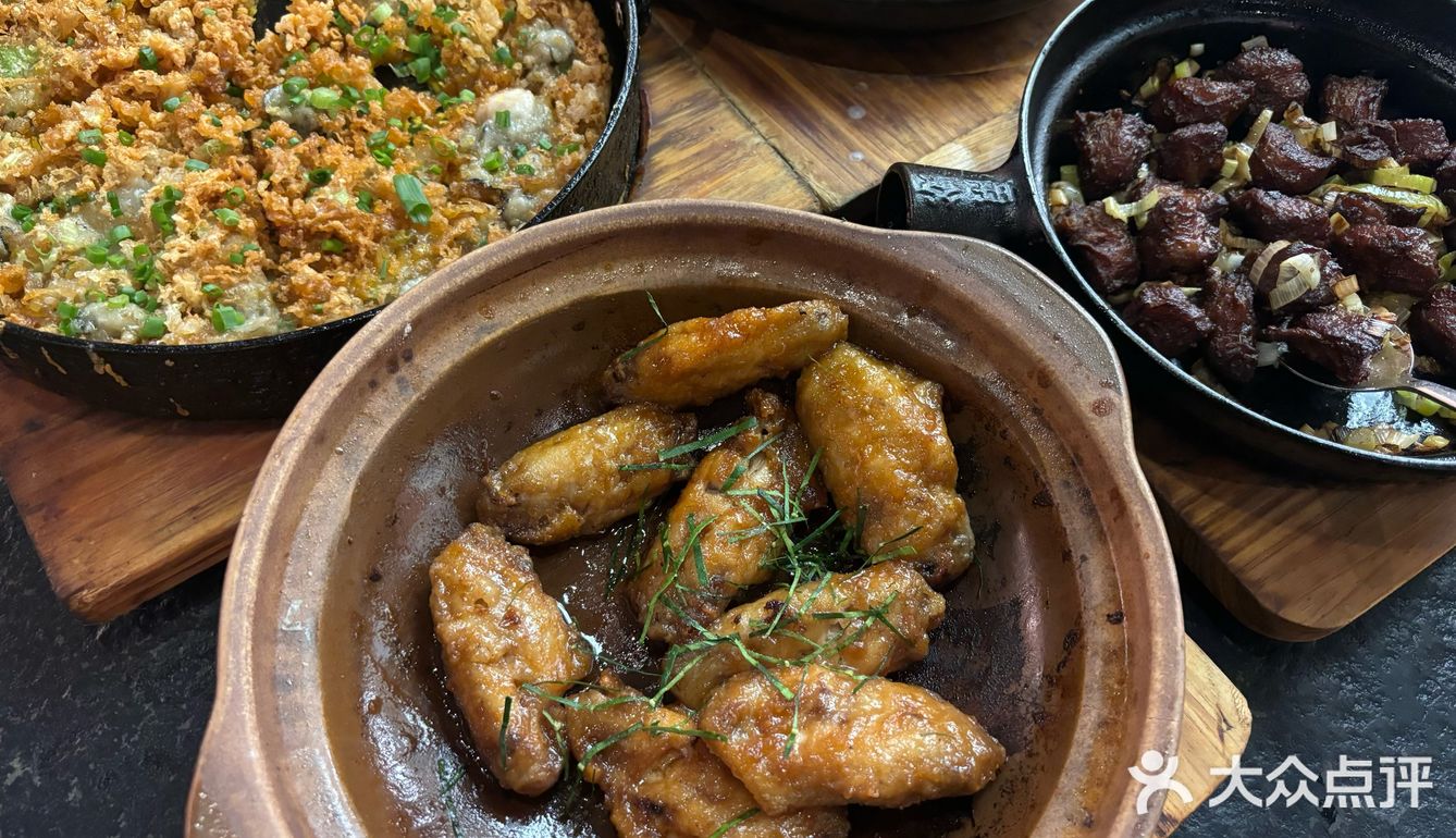 牛肋条浓郁的酱汁包裹着食材，咬下去酱汁充满口腔