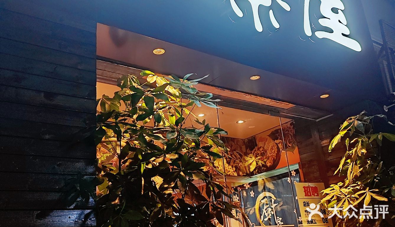 韩国街的魅力，炭烤鳗鱼和活章鱼的绝美之味