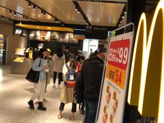 等位区-麦当劳(中山公园龙之梦店)