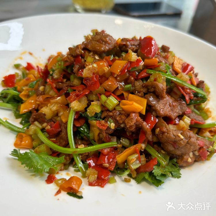 0元玩转这座城高力家居港里面，店面是典型的徽派建筑