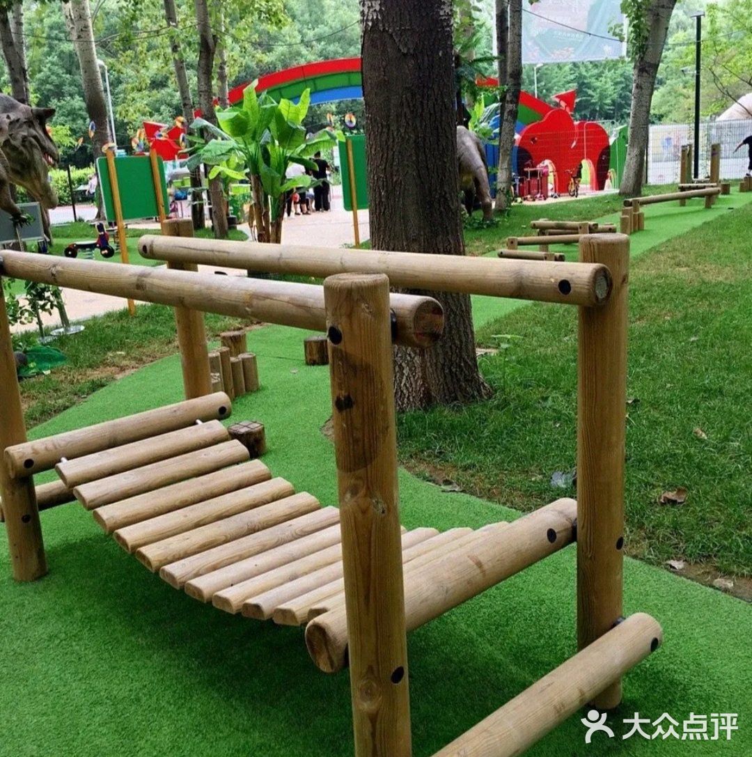 这里有一个超大的滑梯，可以和小伙伴们玩个够。沙池