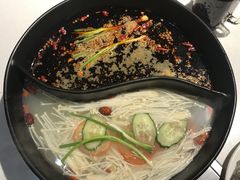 鸳鸯锅-钢管厂五区小郡肝串串香(滨江店)