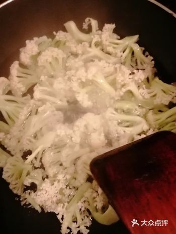 晚上，一个人在家，自己烧饭，两个菜足以～ 1、将花菜