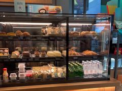 面包甜点陈列柜-星巴克(青岛火车北站候车大厅店)