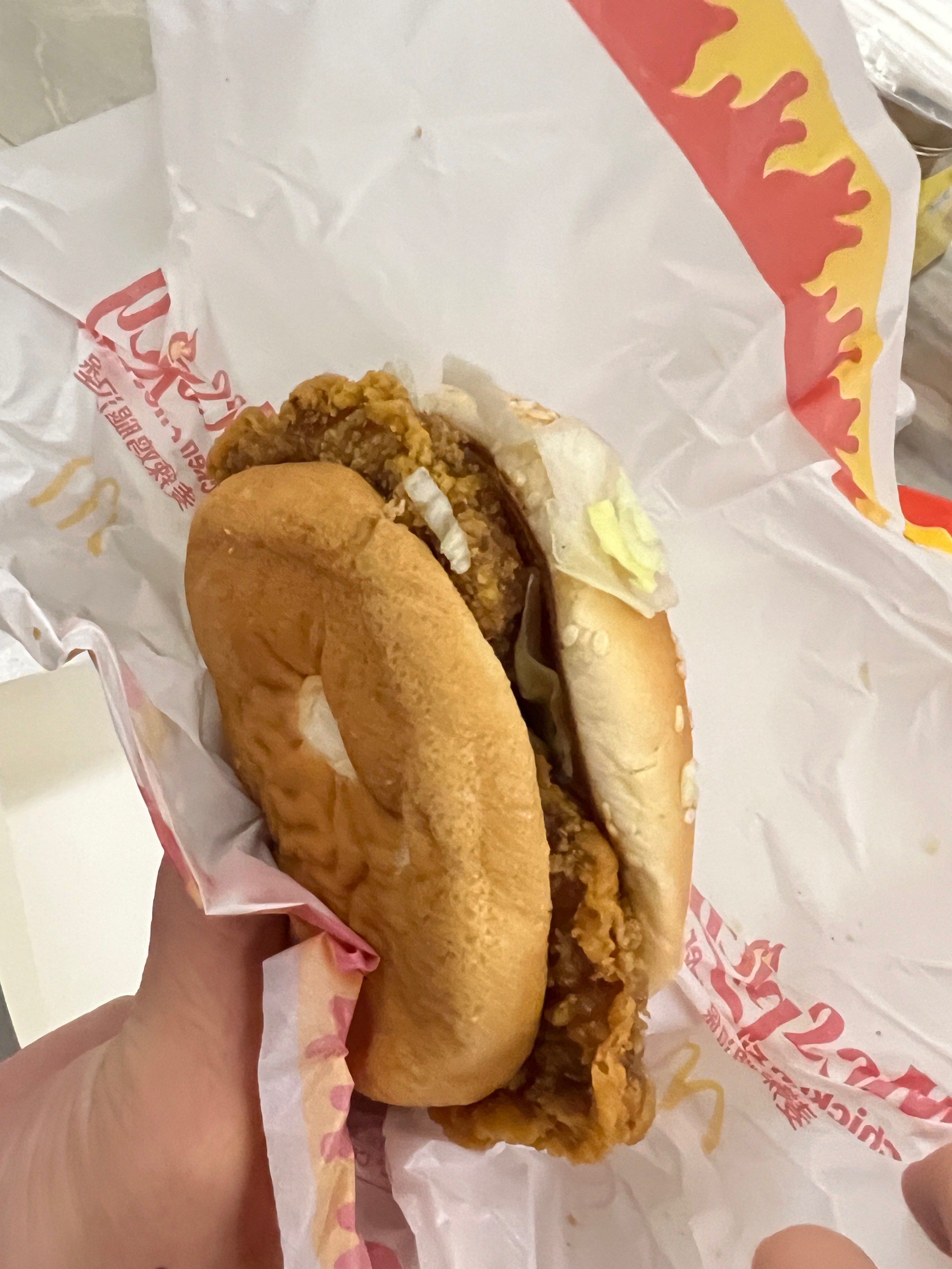 现在的麦辣鸡腿堡都这么扁了吗