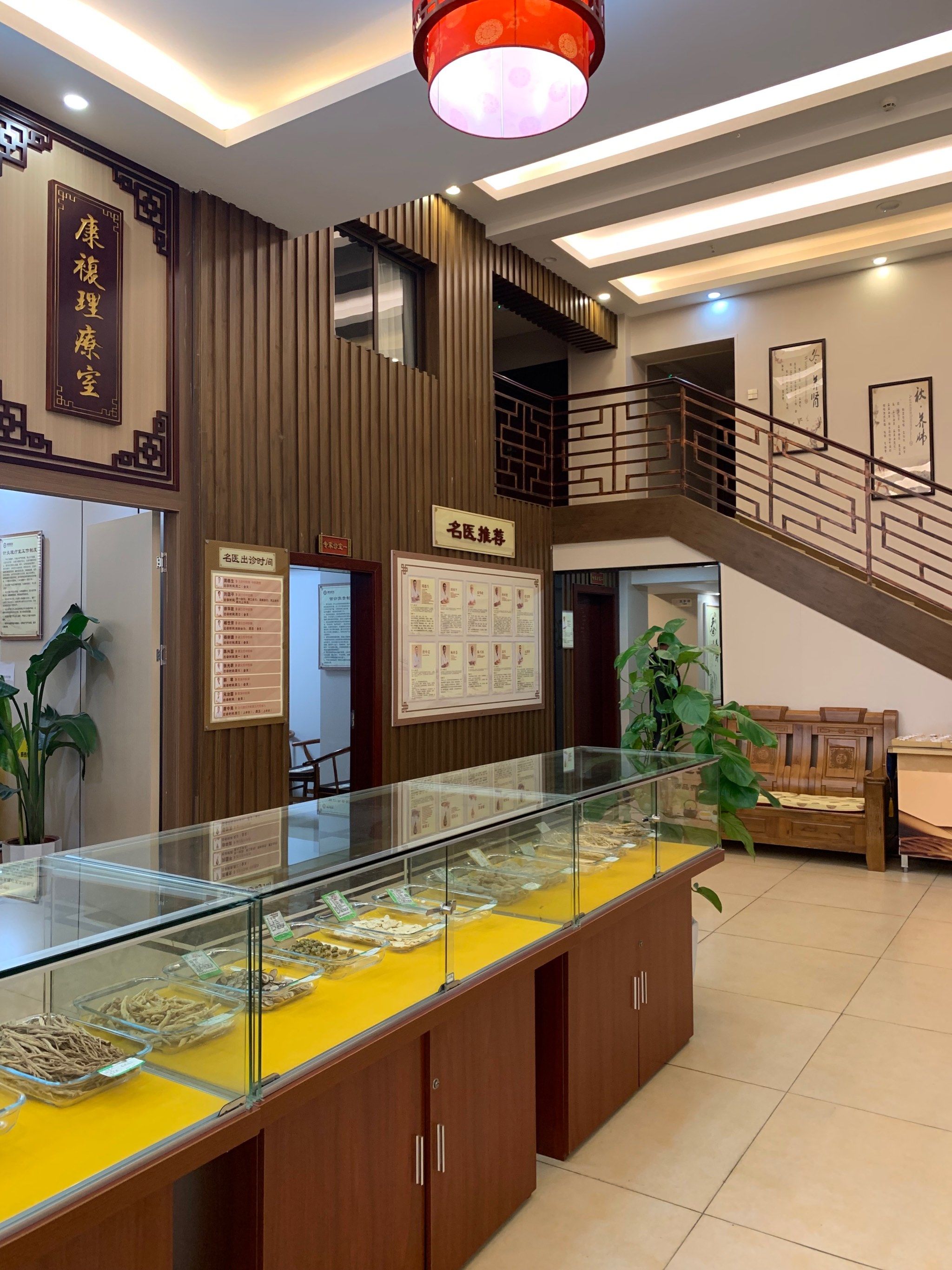 四处打听之下,听闻奥园中医馆在肠胃调理方面口碑极佳,便满怀希望地