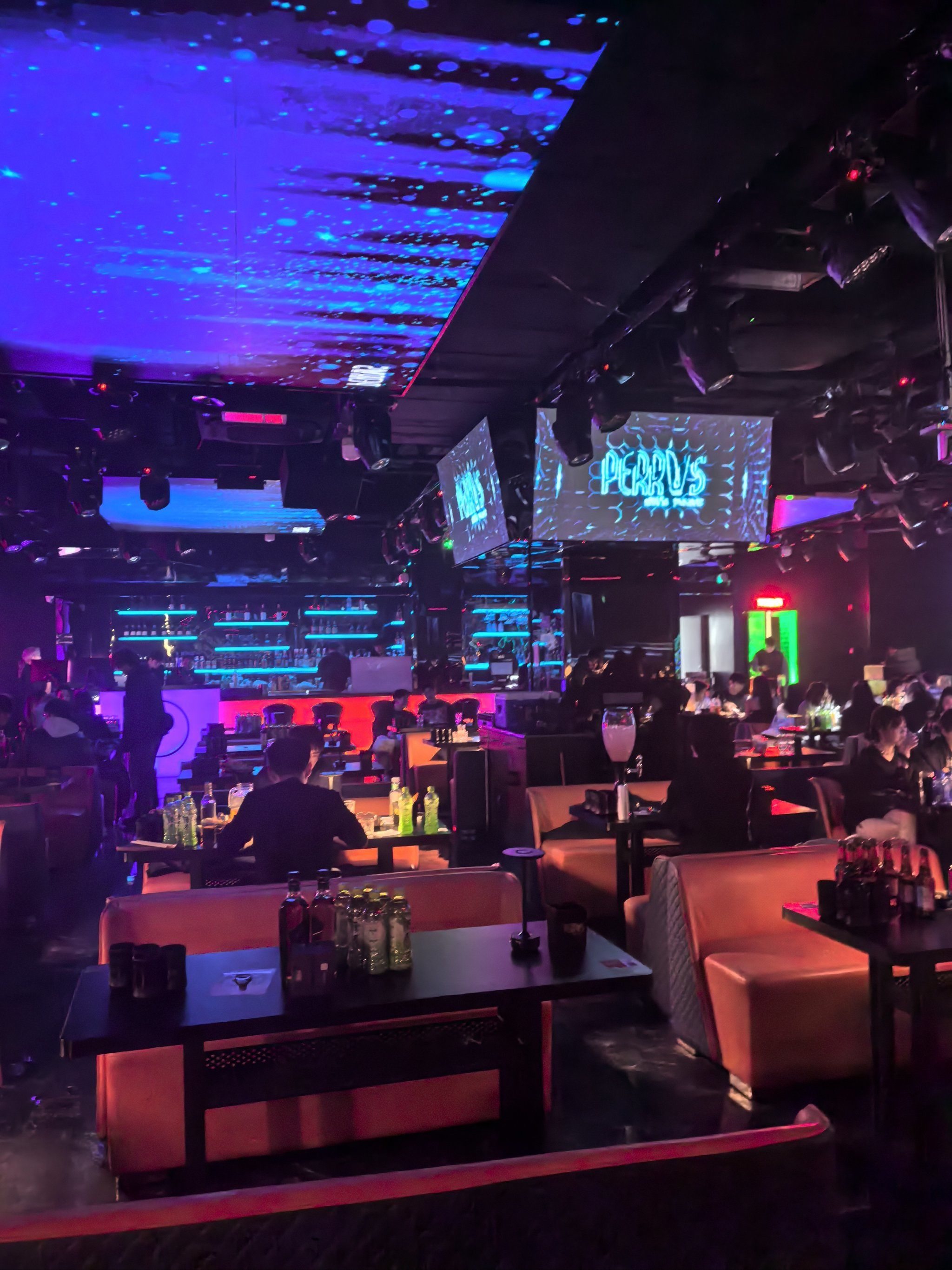 夜店狂欢不思归