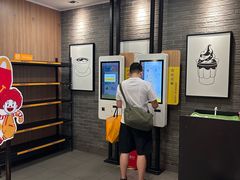 -麦当劳(上海虹桥站30B检票口楼上)