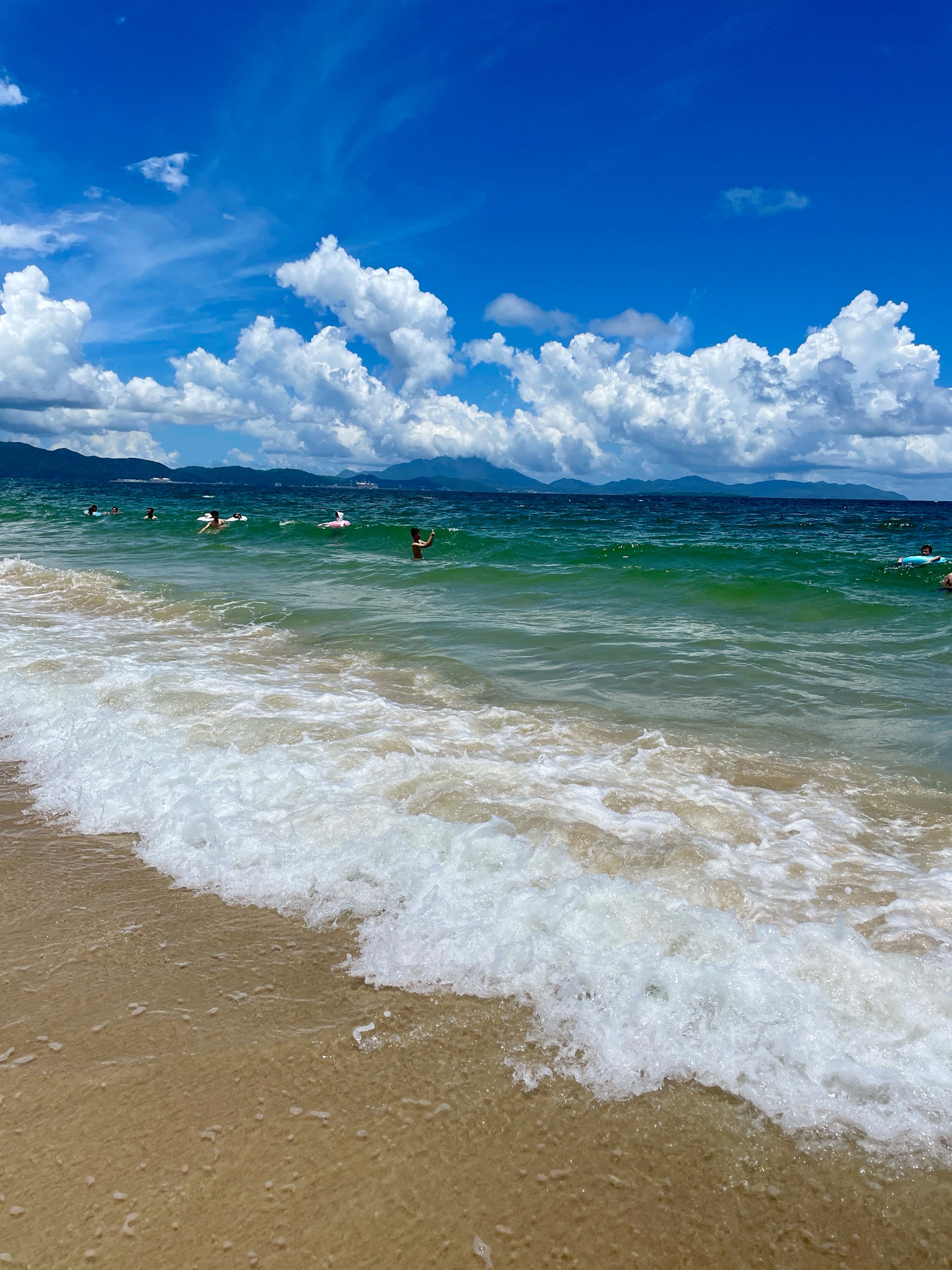 �感受夏日深圳的玻璃海�背仔角沙滩