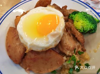 好久不来东圃镇，过来办事找简餐，刚好有「九龙冰室