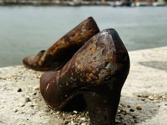 -多瑙河畔鞋履雕塑