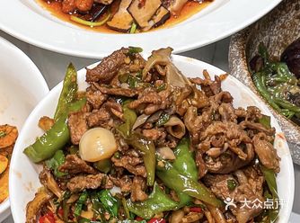 同桌妹子形象都不顾了！肉汤泡饭一炫就两碗