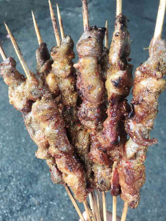 西夏清真牛羊肉店-"味道不错,人也蛮多的,羊肉串3块一串,肥.