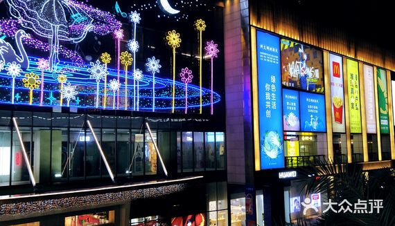 木棉湾地铁站出口直达,直接连接商场,商场4楼,服饰类商店占据半壁江山