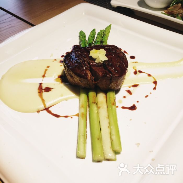 菲力牛排配芦笋