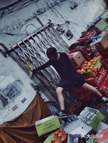 很奇怪的心情。不想笑，怕你觉得我过得好