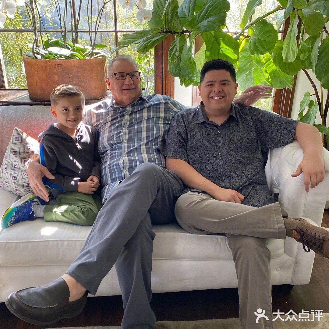 一个60岁的老头迎娶了位热辣的哥伦比亚异国美女