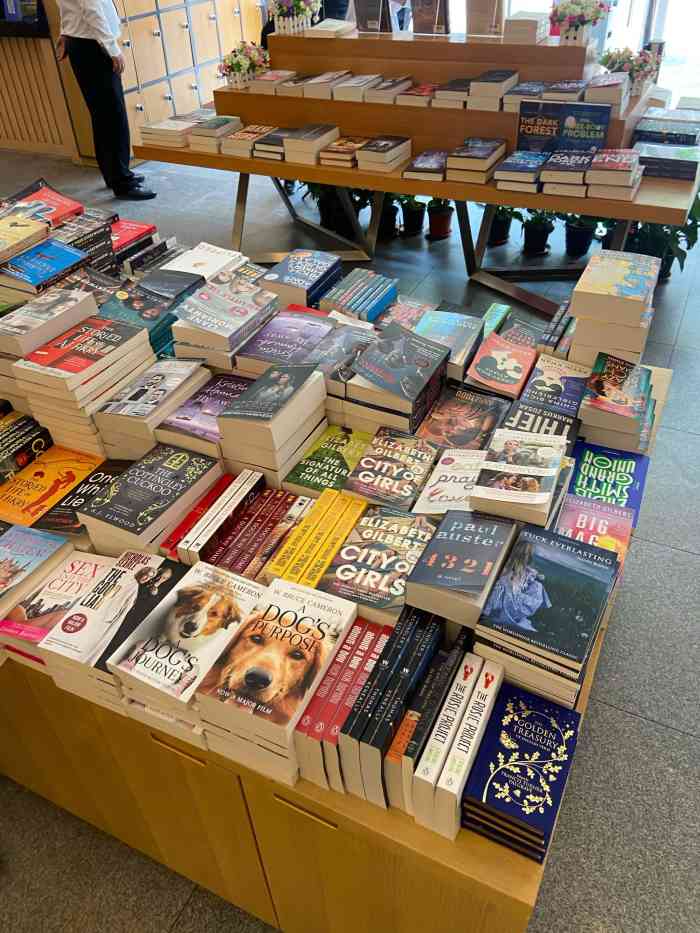 外文书店(福州路店)-" 现在的外文辅导书的价格是越来越.