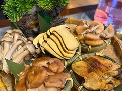 见手青家族-慢丽江·云南野生菌土鸡锅(付家庄店)