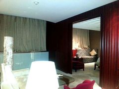 从二楼客厅看起居室-苏州金鸡湖中茵皇冠假日酒店