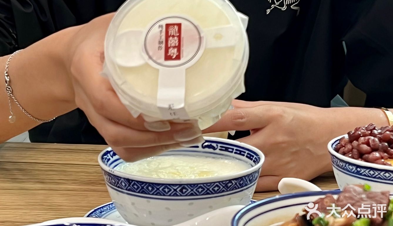 胡同里全是街坊叔叔阿姨的店，别提多正宗了