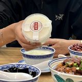 胡同里全是街坊叔叔阿姨的店，别提多正宗了
