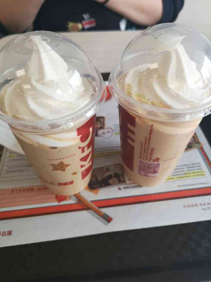 好久没喝过肯德基的雪顶咖啡了,逛街逛累了过来歇一会儿,优惠券12元一
