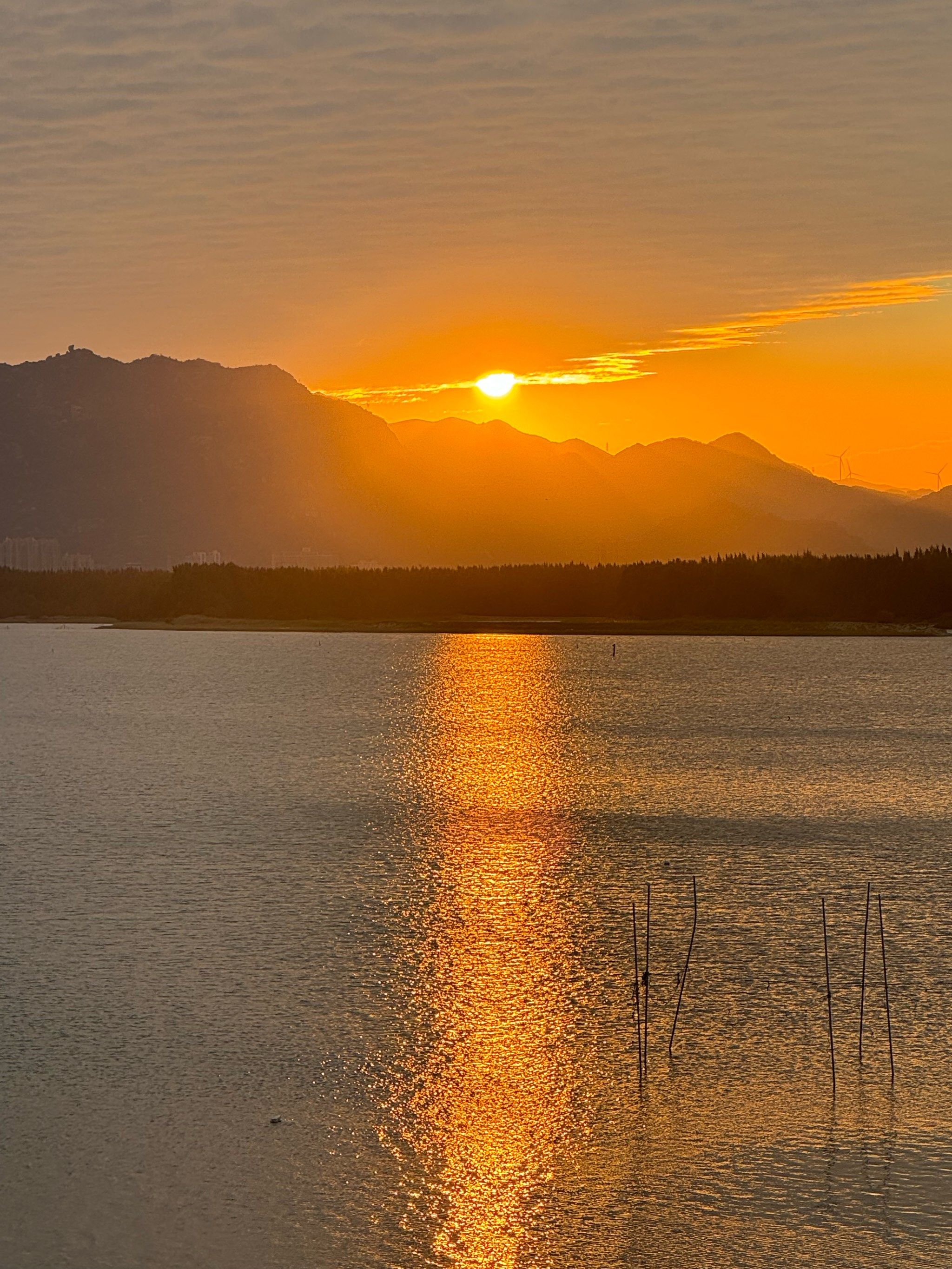 湖边那抹日落红