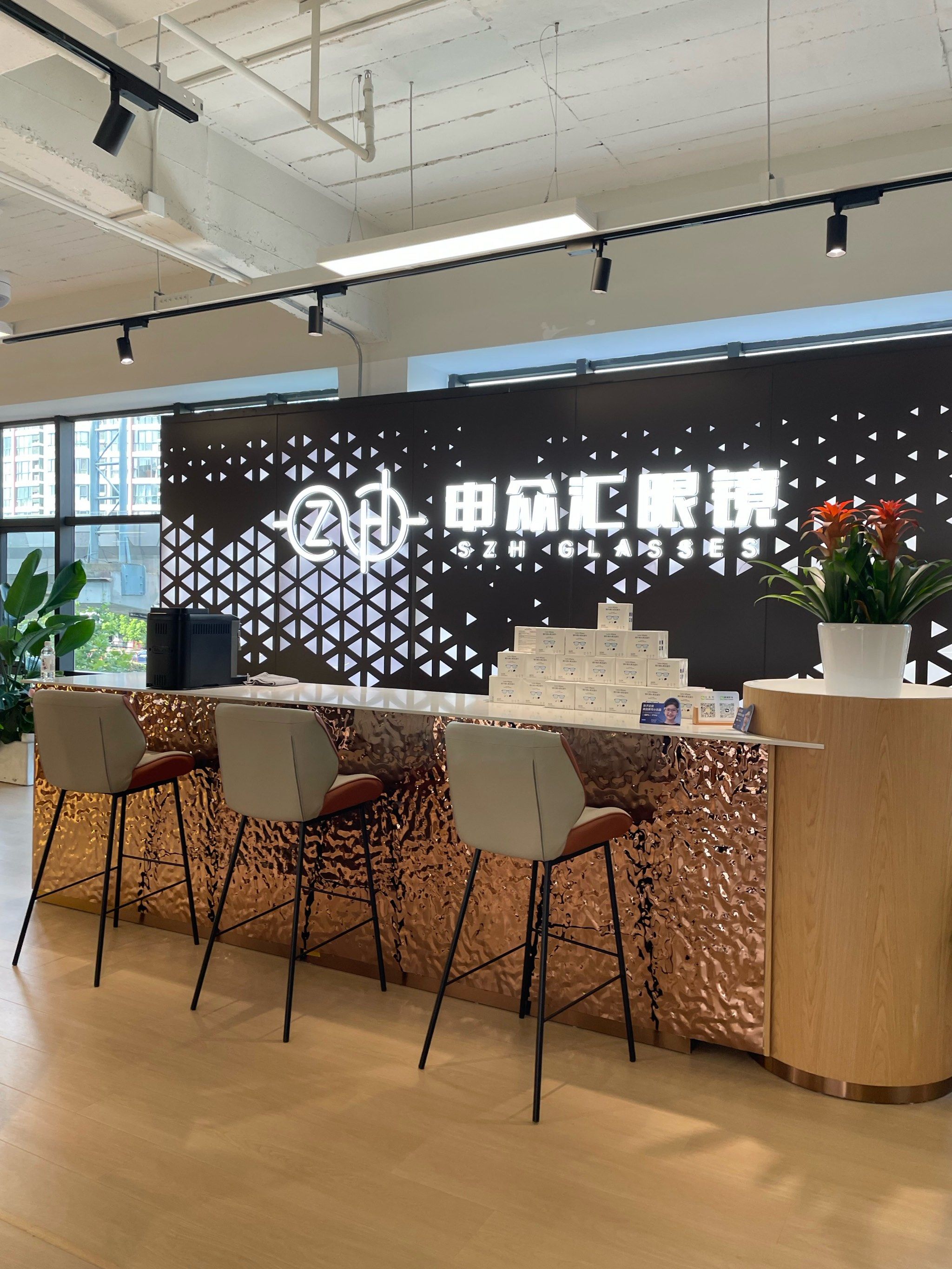 有两层楼还有电梯,店里还有验光的设备