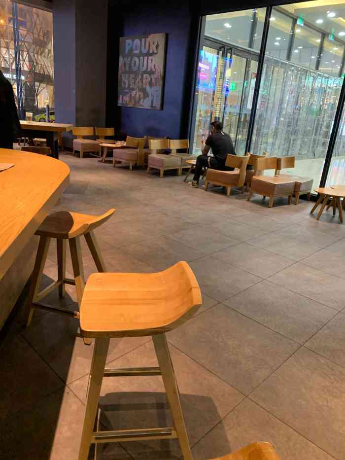 星巴克(西宁海湖万达店)-"[薄荷]环境: 今天周末人多,比较嘈杂,.