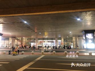 机场很新，设施都很新，打扫的也很干净