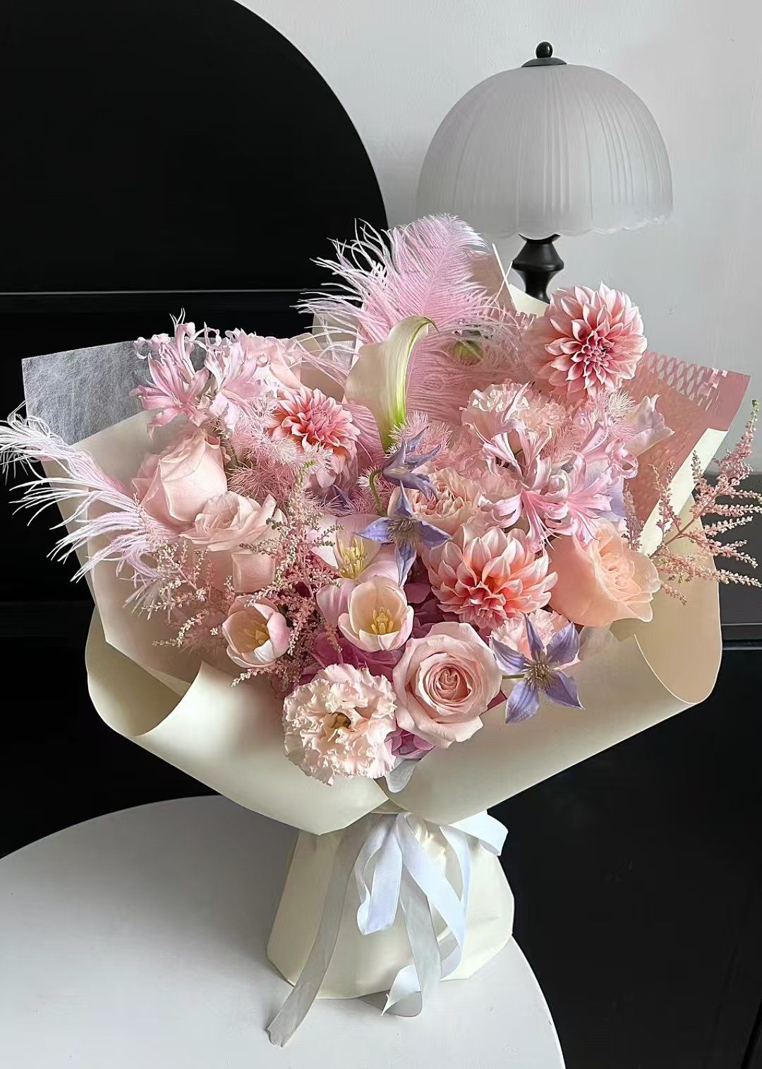 花束的造型设计独具匠心,层次感丰富,包装