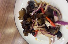 Onion and Black Mushroom Salad