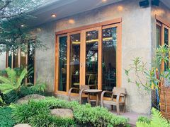 -Chom Cafe and Restaurant