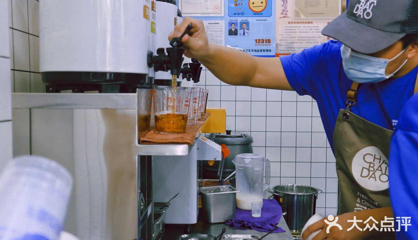 茶百道奶茶是秋冬季的暖手宝