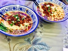 两碗面条-渝之汇牛肉豌杂面