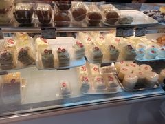 -白玉兰食品甜凤店(合生汇店)