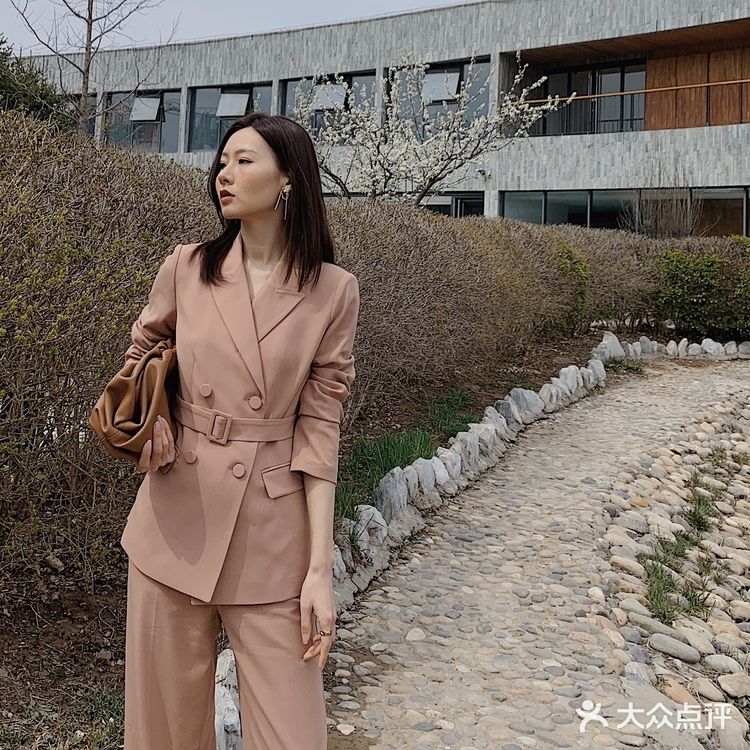 OOTD | 这个春天一定要拥有的烟雾粉西装