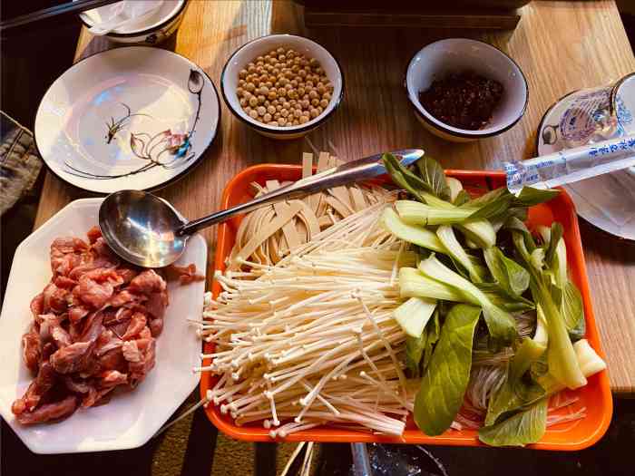 张记碳锅羊肉大排档-"家附近的一家小店,店里应该都是自家人在帮.