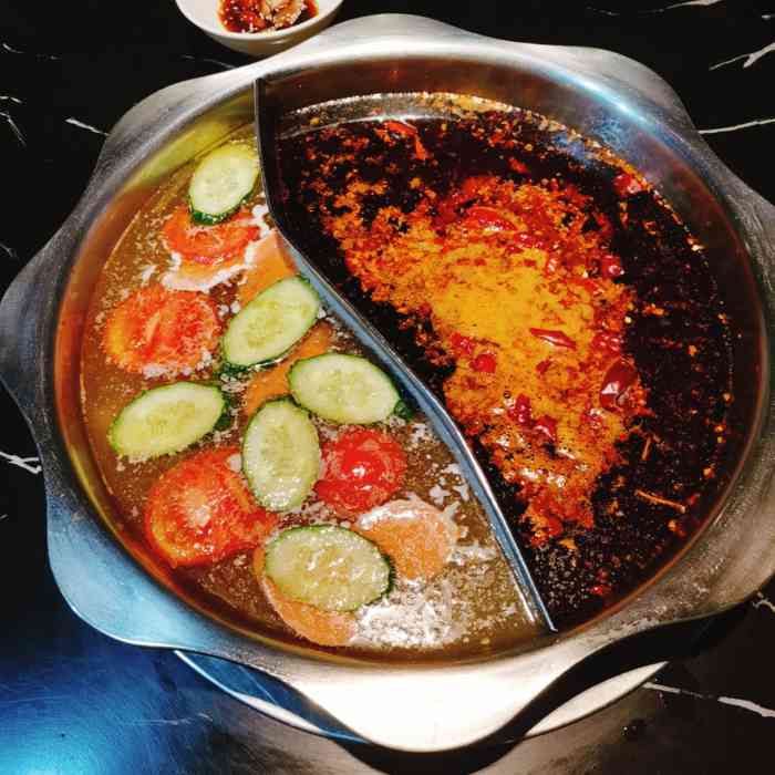 二娃火锅串串香(大渡口店)-"位置就在沃尔玛后门斜对面,有时晚上经过