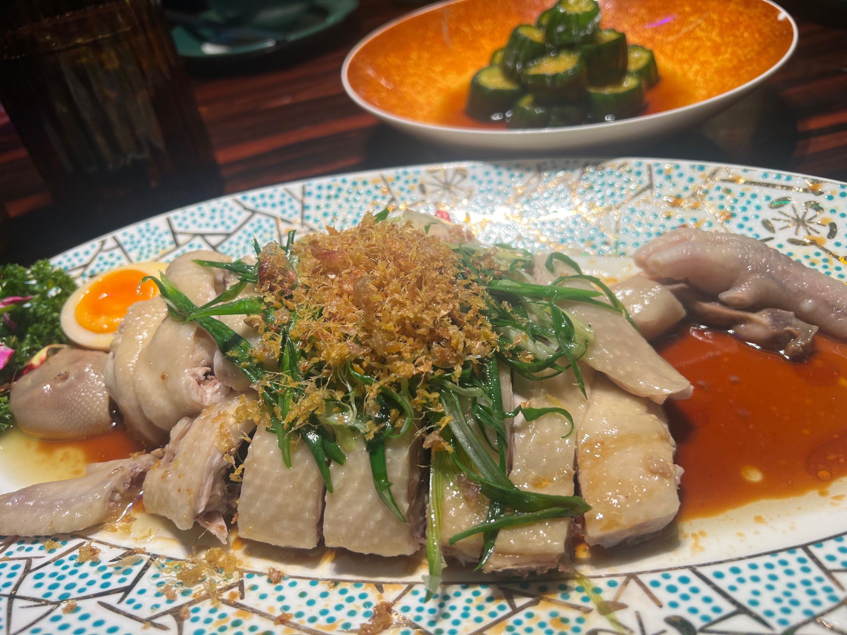 姜葱鸡的美味,皮脆肉嫩,搭配蒜蓉粒以及葱,粤菜天花板不能少的姜葱