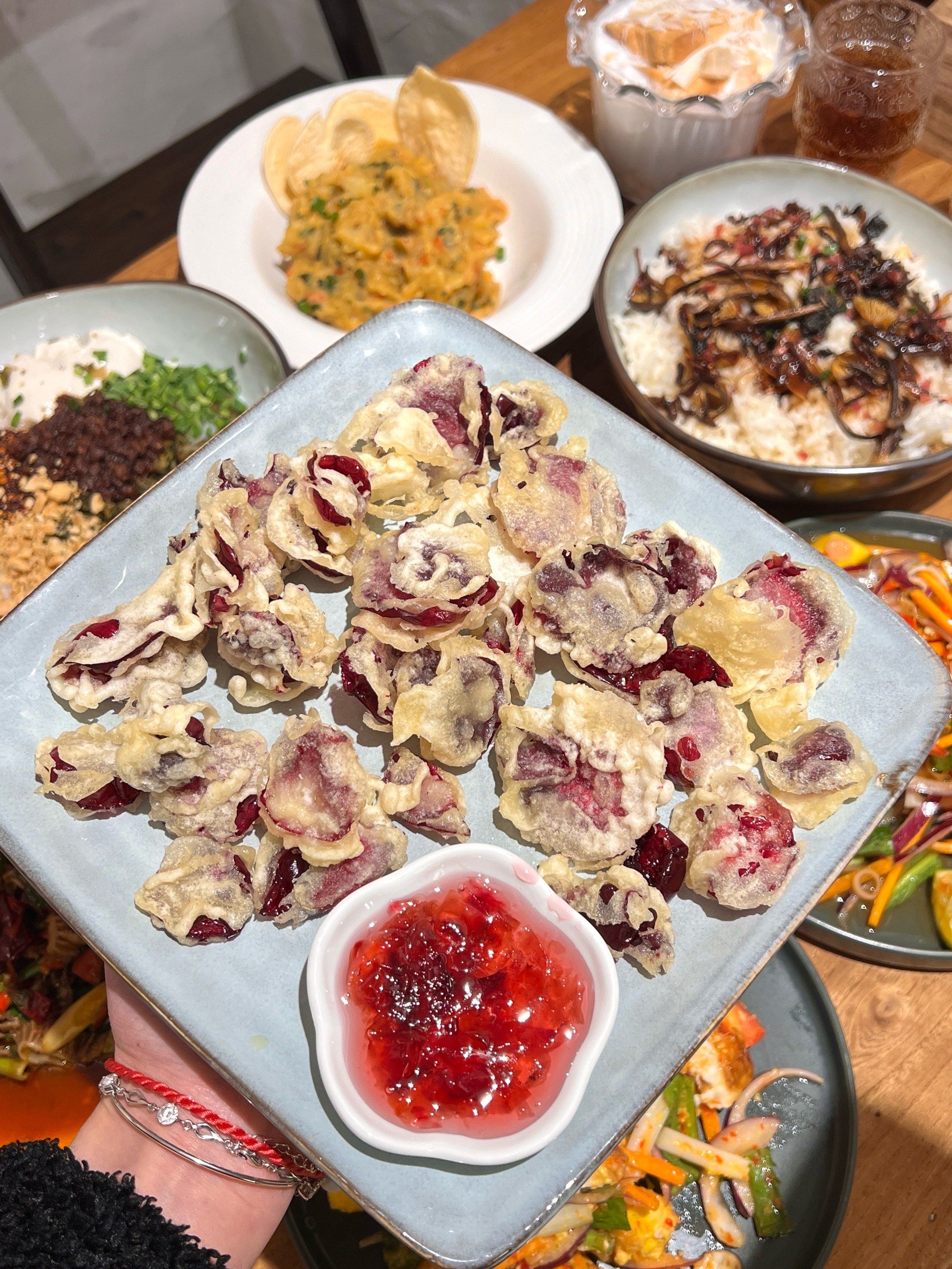 炸玫瑰花!茉莉炒蛋!各种鲜花食谱,好新奇啊!