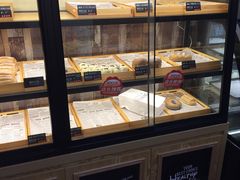 面包甜点陈列柜-啊噗吐呦现场烘焙(麦凯乐店)