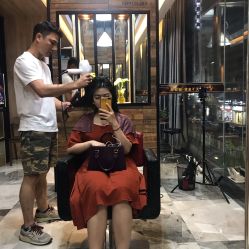 -天下皇剪新潇洒美容美发